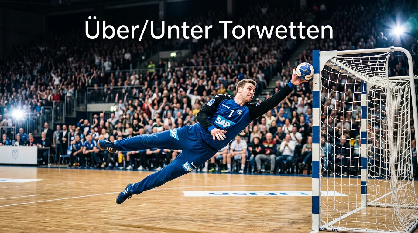 Handball-Torhüter hält einen Ball mit Zuschauern im Hintergrund